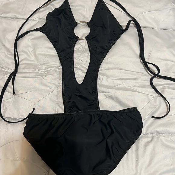 Black Deep Criss Cross Strap One Piece Swimsuit - Picture 2 of 2